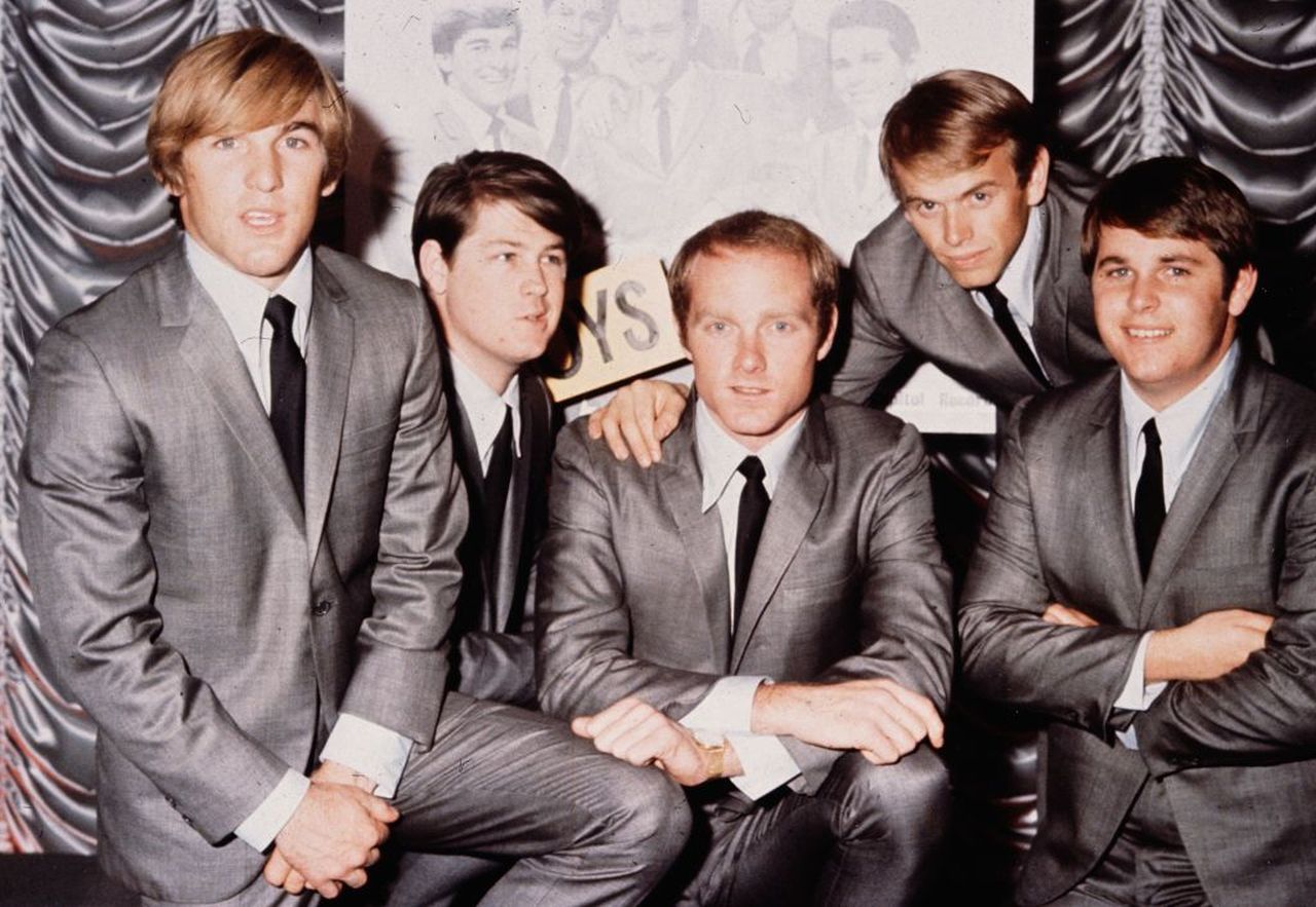 <p><strong>&#39;God Only Knows&#39; - The Beach Boys</strong></p>

<p>През 60-те години на миналия век споменаването на Бог в поп песен се възприема като богохулство.&nbsp;Поради това някои радиостанции забраниха този добре познат шедьовър на Beach Boys.</p>