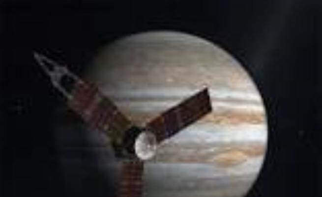 Космическият апарат Джуно се подготвя за прелитане край юпитеровата луна Йо