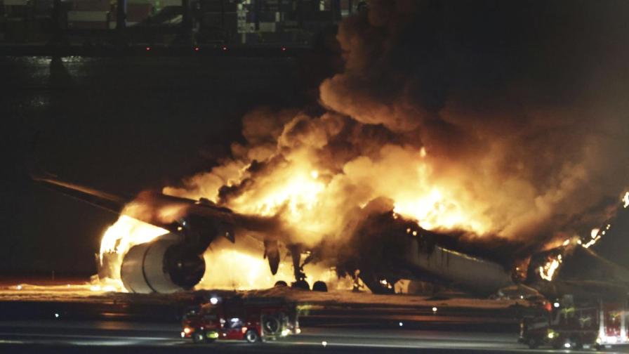 Самолетът избухва пламъци при приземяване на писта в Токио