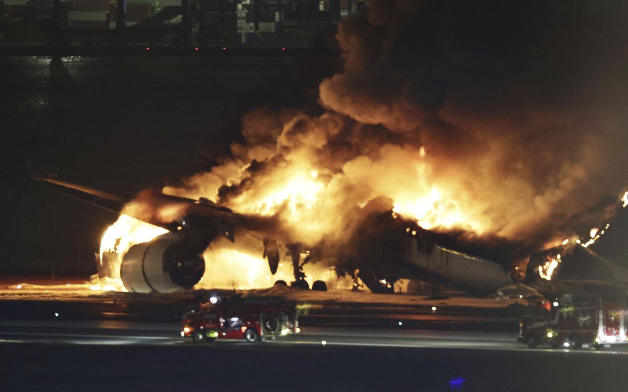 <p>Самолетът избухва пламъци при приземяване на писта в Токио</p>