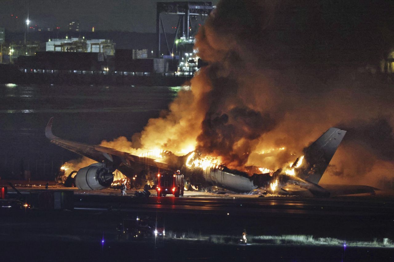 <p>Самолетът избухва пламъци при приземяване на писта в Токио</p>