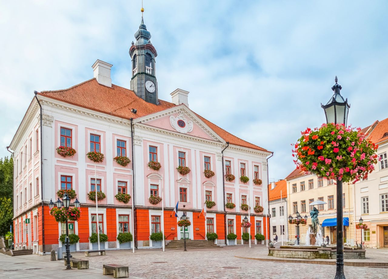 <p><strong>Тарту, Естония</strong> - &nbsp;Тарту, в южната част на Естония, е обявен за Европейска столица на културата през 2024 г., като специално внимание е отделено на целувките. Една от най-известните забележителности на този град е статуята на двама студенти, вкопчени в страстна прегръдка. Тарту се слави като интелектуален център на Естония, където се намира най-старият университет, както и задължителните за посещение Естонски национален музей и впечатляващият научен център AHHAA - най-големият научен музей в Прибалтика. Старият град е идеалното място за настаняване, но на север от центъра на града, на брега на река Емайоги, също си заслужава да бъде посетен. Този исторически район, изпълнен с красиви дървени къщи, в миналото е бил бедняшки квартал.&nbsp;</p>