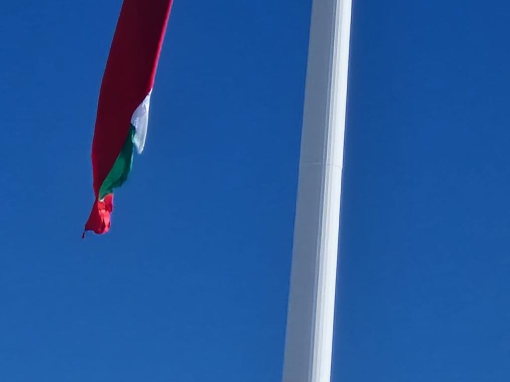 Българското знаме на пилона на Рожен е разкъсано. Това показва