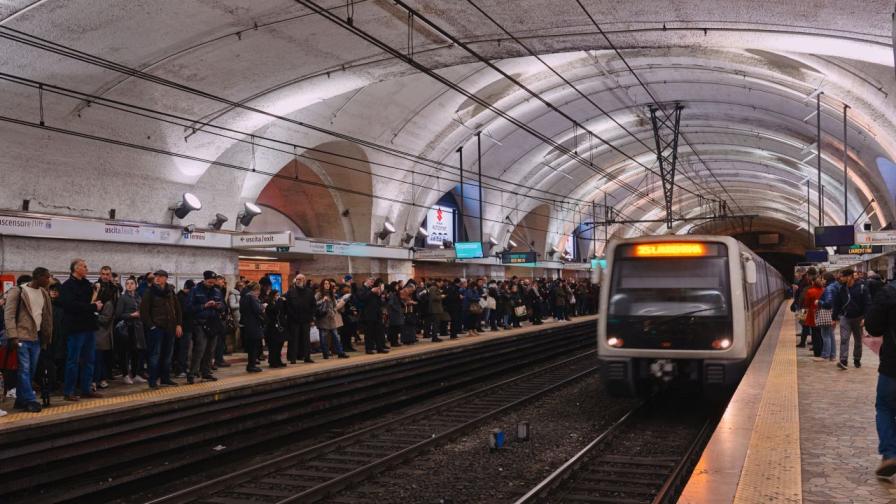 Българка размаха брадва в метрото в Рим, задържаха я