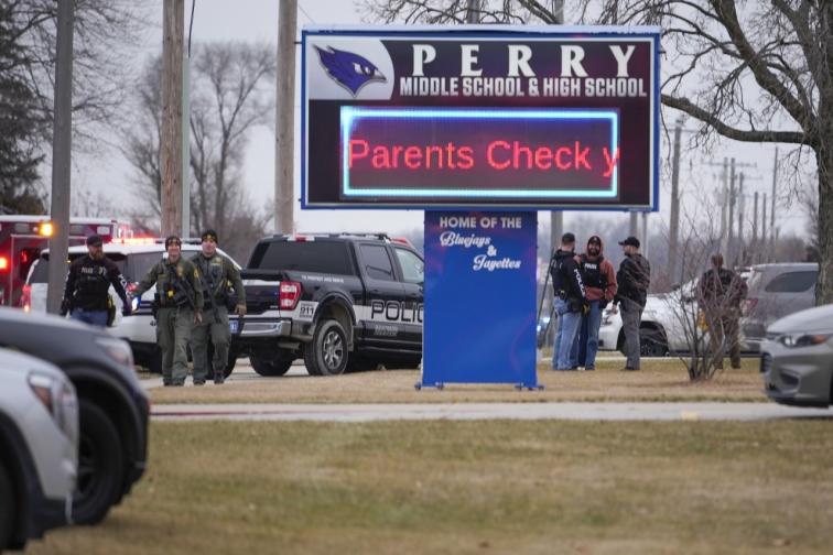 стрелба Айова училище
