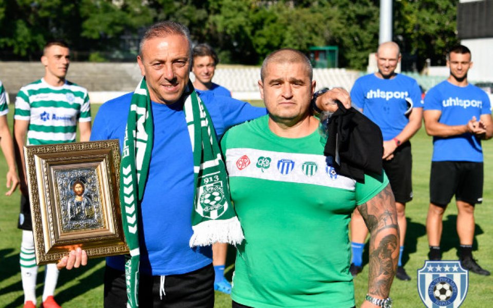 Председателят на Националния фен клуб Черно море Иван Михайлов празнува