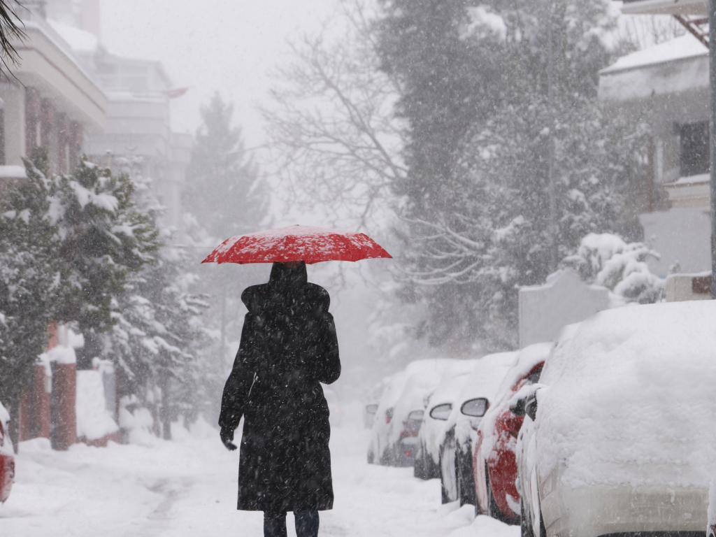 Обилен снеговалеж блокира трафика до стотици населени места в Източна