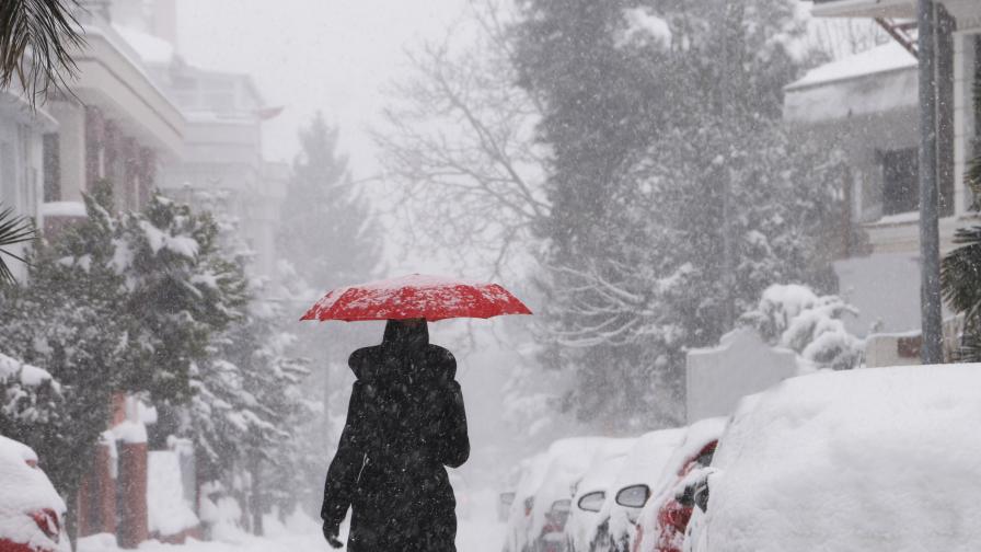 Обилен снеговалеж блокира трафика до стотици населени места в Турция