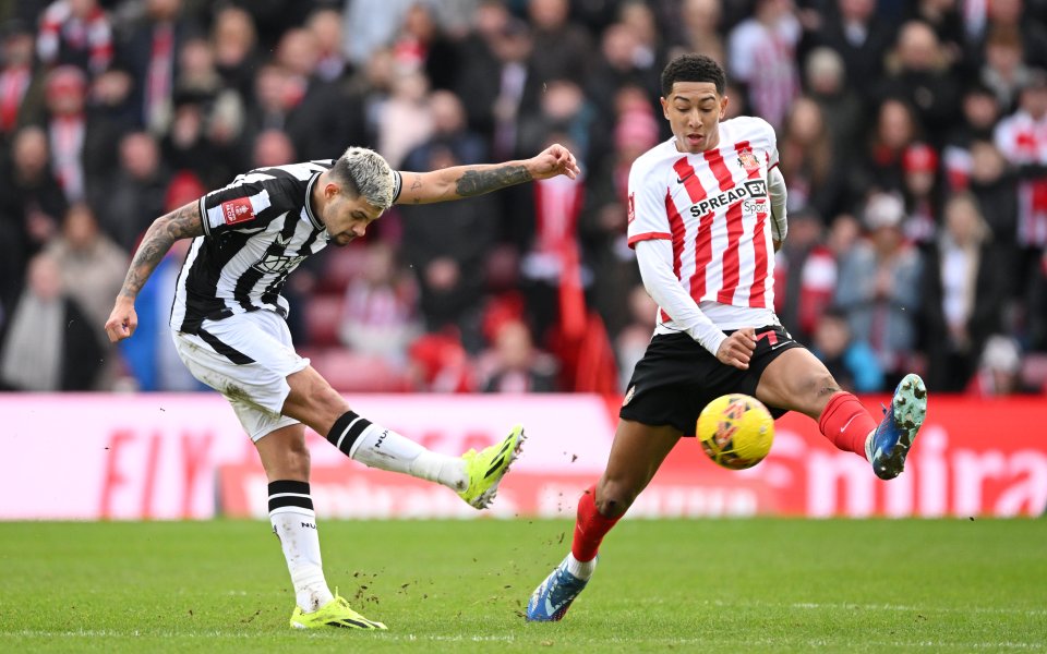 Съндърланд и Нюкасъл играят при резултат 0:0 в мач от 1/32-финалите на ФА