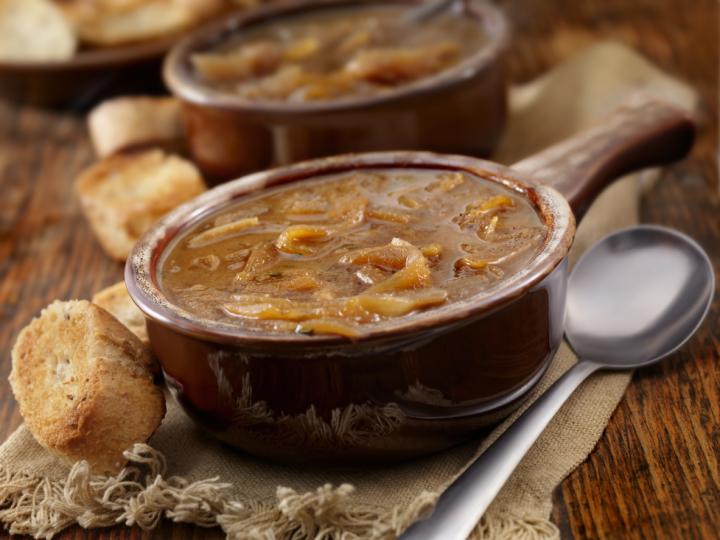<p><strong>Лучена яхния</strong></p>

<p>Тази изключително ароматна и засищаща супа е характерна за почти цяла&nbsp;България. Рецептата леко се различава в различните краища на страната. На която и да се спрете можете да сте сигурни, че лучената супа е наслада за сетивата. Тази семпла гозба се отличава с приятен и мек вкус, бързо утолява глада. Зимата е точното време за приготвянето й, защото на пазара спокойно могат да се намерят арпаджик (малки лукчета), както и обикновен стар лук. В някои региони добавя и праз. Ето и рецептата:</p>

<p>1. Взимате около 500 грама стар лук и около 200 грама арпаджик. По желание може да добавите и един стрък праз. Нарязвате ги на ситно и ги задушавате до омекване с две-три лъжици&nbsp;мазнина&nbsp;по избор.</p>

<p>2. Към задушения лук добавете около 800 мг. гореща вода. Някои домакини избират да заменят водата със зеленчуков бульон, но ако наистина искате да се насладите на ароматна лучена яхния, не добавяйте бульон.</p>

<p>3. Оставете така получената смес на средно силен огън да поври около 10-15 минути. Дръпнете я от котлона и добавете смес от две супени лъжици&nbsp;брашно&nbsp;и две супени лъжици доматено пюре, леко разбити в хладки вода.</p>

<p>4. Върнете на котлона и разбърквайте. Варете докато започне да се сгъстява. Добавете сол, черен пипер и дафинов лист.</p>

<p>За до обогатите вкуса на така приготвената яхния, можете да запечете лука предварително във фурната до покафеняване. Други домакини добавят наситнени моркови и&nbsp;горчица, а при поднасяне наръсват с магданоз. Любителите на експериментите могат да овкусят това традиционно българско ястие допълнително със&nbsp;сини сливи.</p>