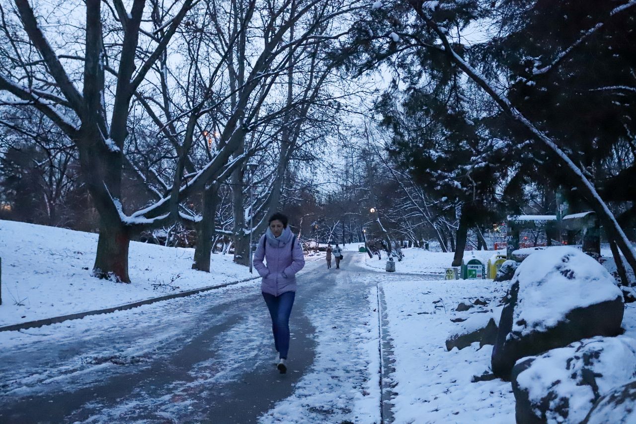 <p>Два дни след снеговалежа в столицата, температурите са паднали до минус 8 градуса в сутрешните часове. Много от тротоарите в центъра са заледени.</p>