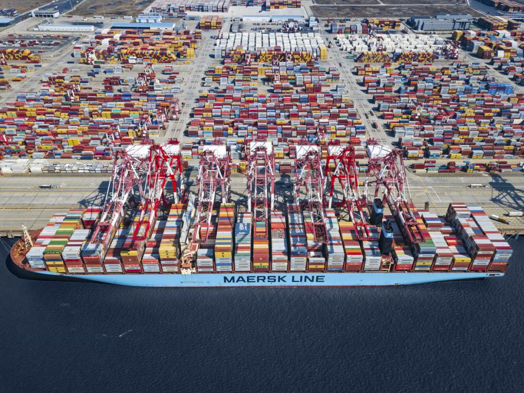 Компанията Мерск (Maersk) обяви, че част от товарните ѝ кораби