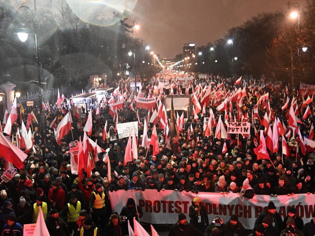 Хиляди поддръжници на консервативната опозиция излязоха на демонстрация в Полша