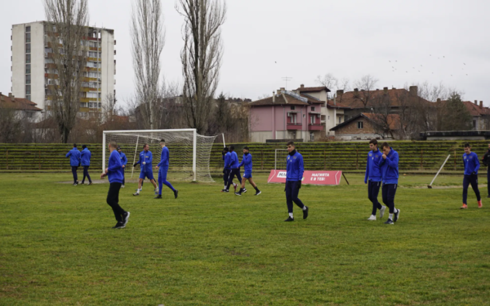 Полузащитникът Иван Аврамов и нападателя Емануел Виейра Де Соуса водят