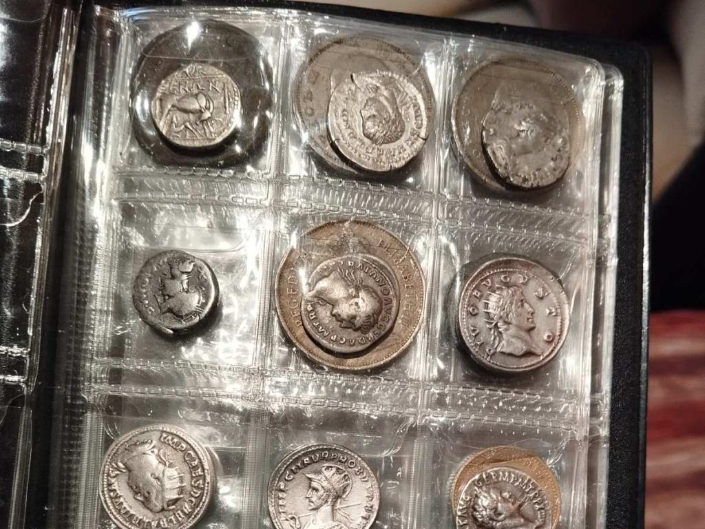 Множество предмети имащи белези на културно исторически ценности сред които монети