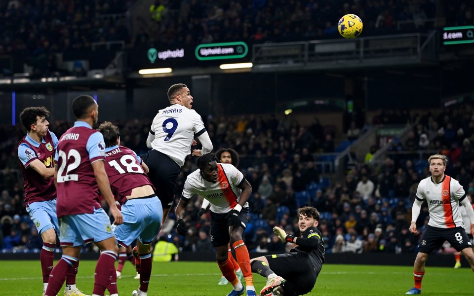 Отборът на Лутън отбеляза спорен гол в 92-ата минута, с