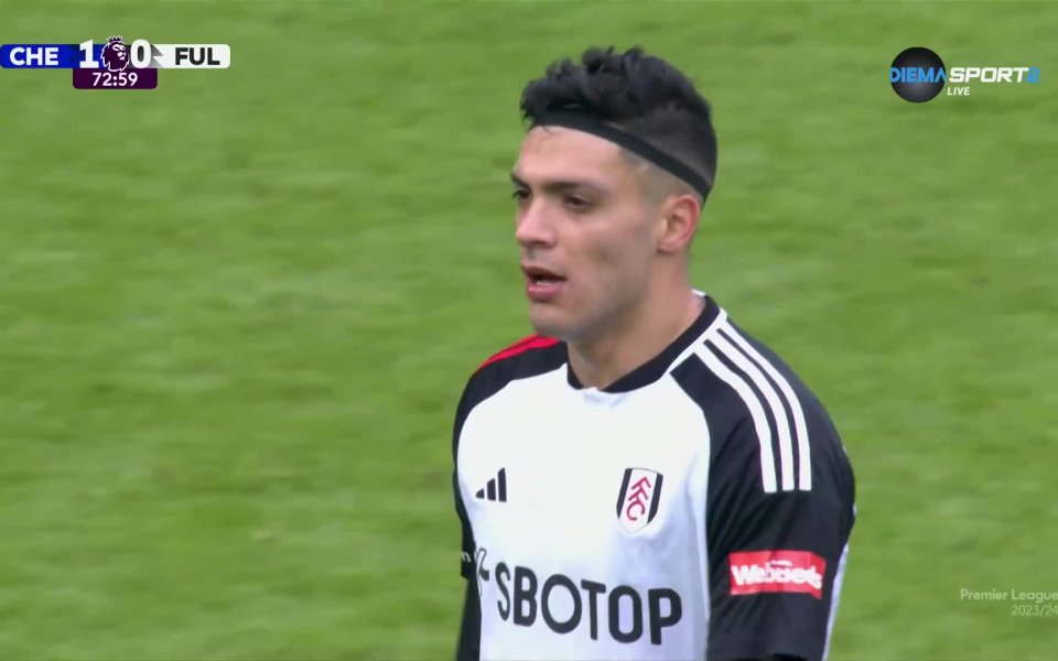 В 73-а минута Раул Хименес бе намерен на добра позиция