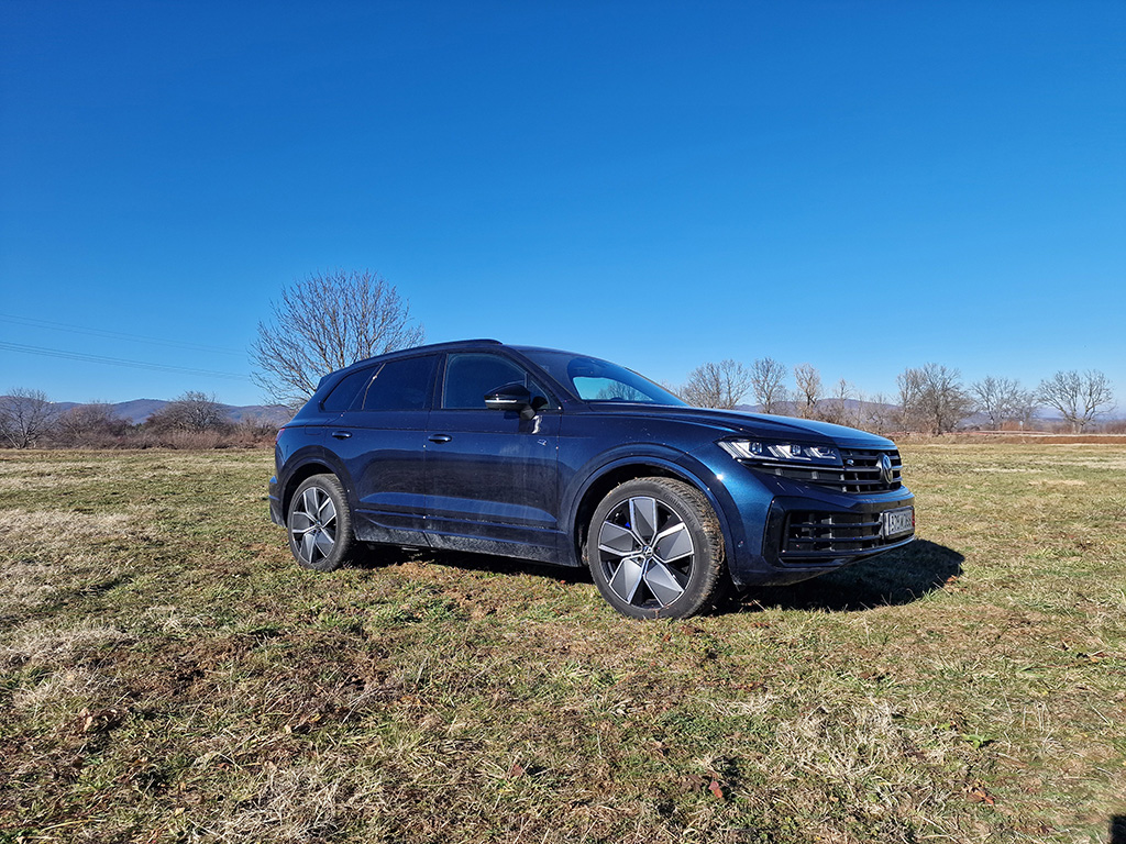 Сега Touareg наистина се доближава плътно до Audi Q7 или Porsche Cayenne, тъй като за пръв път предлага плъг-ин хибридното задвижване, което го има дори и в Bentley Bentayga. Благодарение на него, Touareg R може да се окичи с горната титла