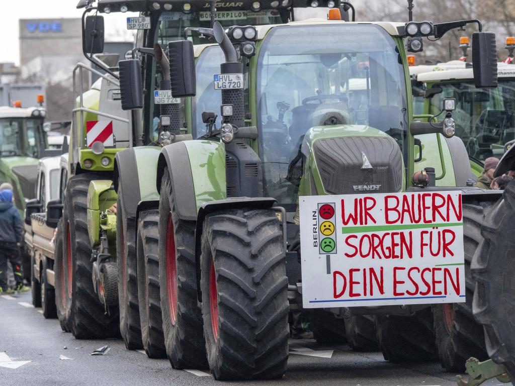 Хиляди германски фермери шофьори на камиони и занаятчии се събраха