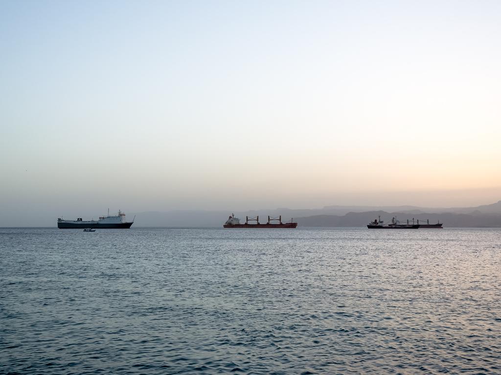 Празен гръцки товарен кораб, плаващ под малтийски флаг в северна