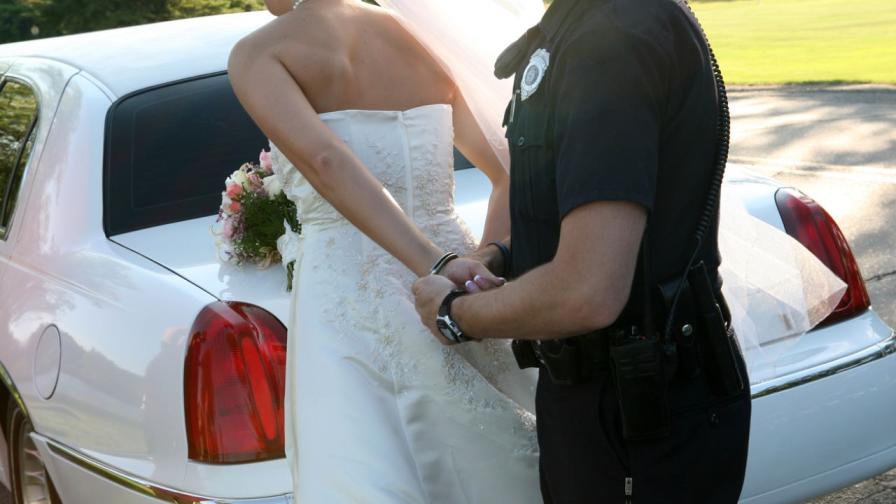 <p>Арестуваха булка в деня на сватбата ѝ</p>