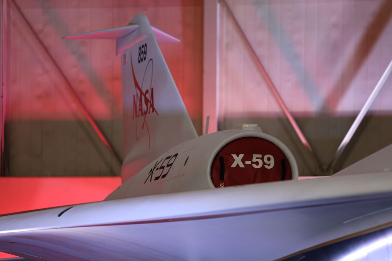 <p>НАСА и Lockheed Martin най-накрая представиха X-59 - &quot;тих свръхзвуков&quot; самолет, който може да промени бъдещето на военните и гражданските въздушни превози.</p>