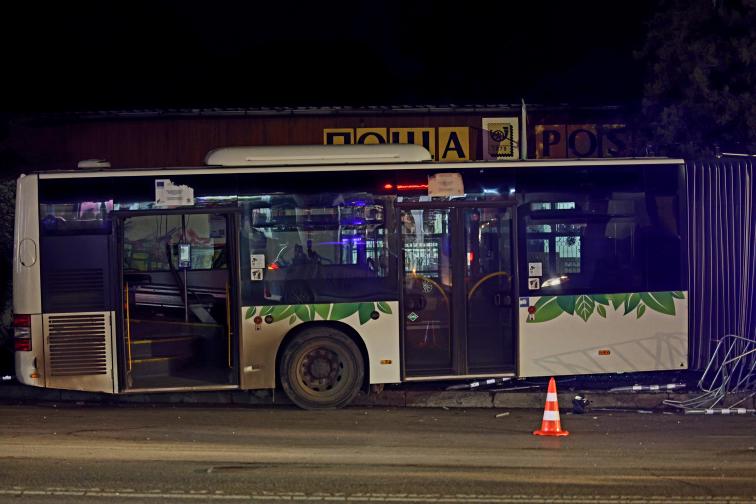 Тежка катастрофа между автобус на градския транспорт и кола в