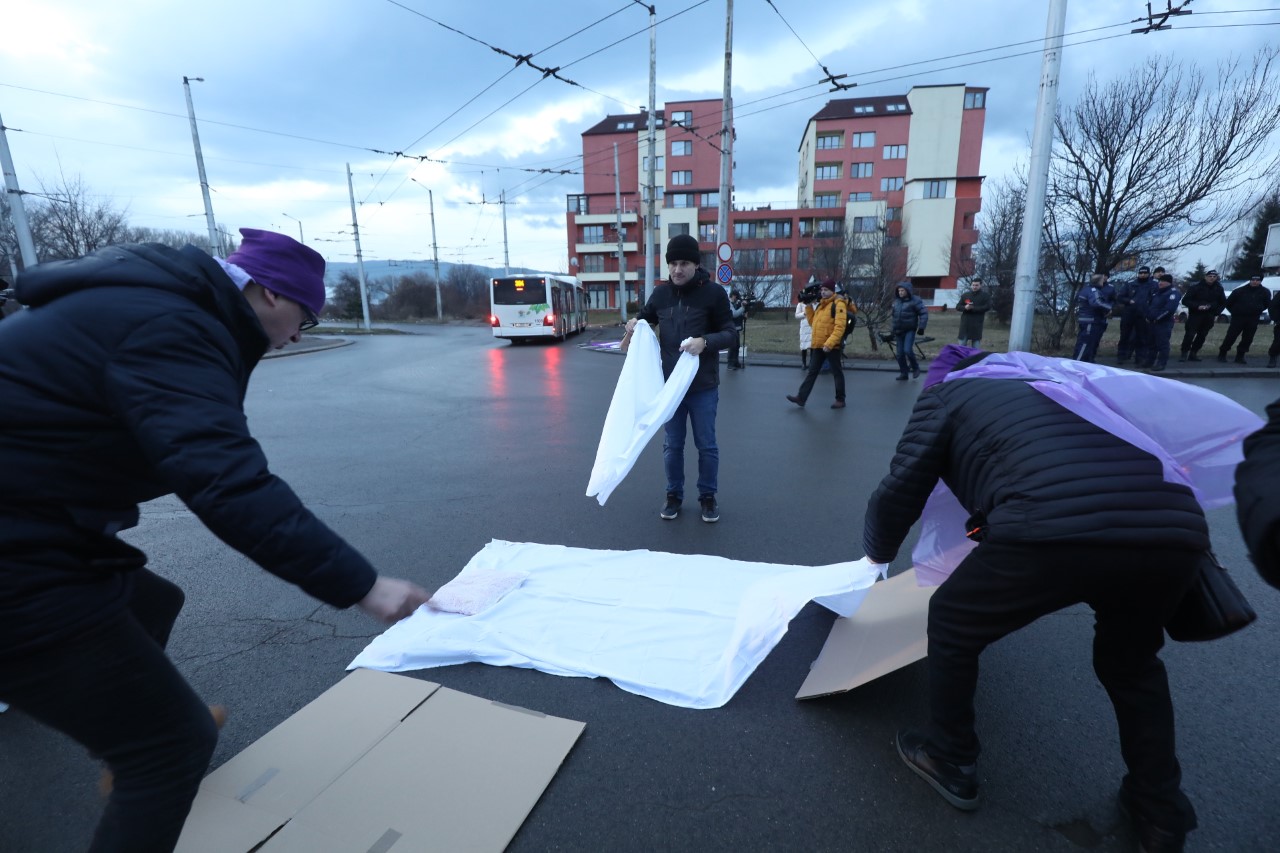 <p>Работещи в градския транспорт в София излязоха рано тази сутрин на протестна акция.Недоволните служители се събраха първоначално на последната спирка на линии 4, 88, 204, 304, 384 и H4, която се намира в ж.к. &bdquo;Дружба&ldquo; 2.</p>