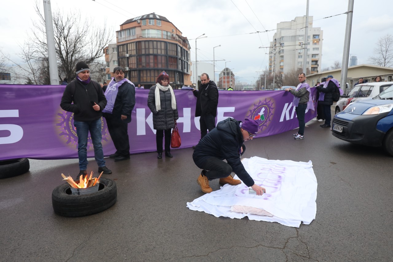 <p>Работещи в градския транспорт в София излязоха рано тази сутрин на протестна акция.Недоволните служители се събраха първоначално на последната спирка на линии 4, 88, 204, 304, 384 и H4, която се намира в ж.к. &bdquo;Дружба&ldquo; 2.</p>