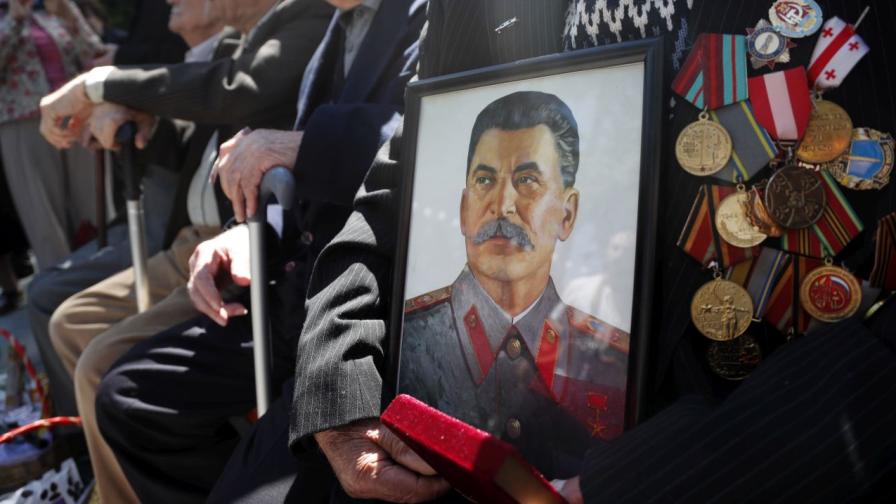 Грузинец държи портрет на бившия съветски лидер Йосиф Сталин, докато присъства на честванията по случай 78-ата годишнина от победата над нацистка Германия, в Тбилиси, Грузия, 09 май 2023 г.