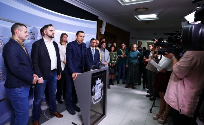Кметът на София Васил Терзиев прави изявление за медиите в сградата на Столична община.