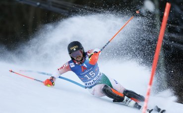 Най добрият български скиор алпиец Алберт Попов падна по трасето в първия