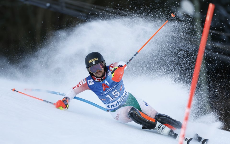 Най-добрият български скиор-алпиец Алберт Попов падна по трасето в първия