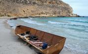 Откриха 11 тела в изоставена лодка в Карибско море