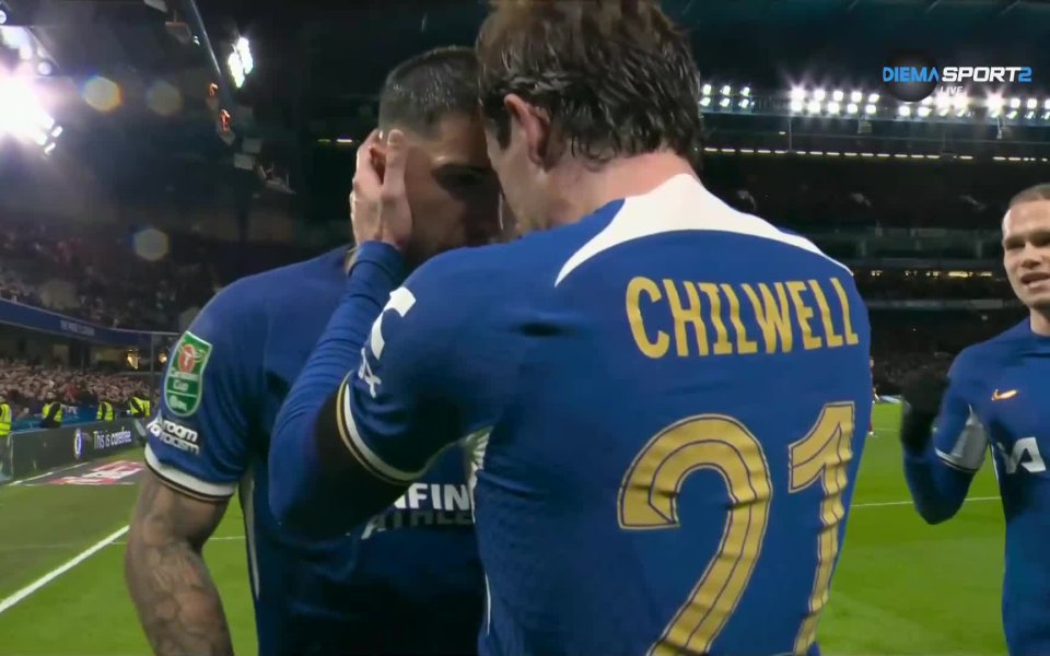 В 29-ата минута Стърлинг пусна с пета към Дизази, който