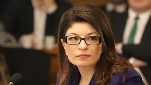 Атанасова за справката с полетите: Екселска таблица с невярно съдържание