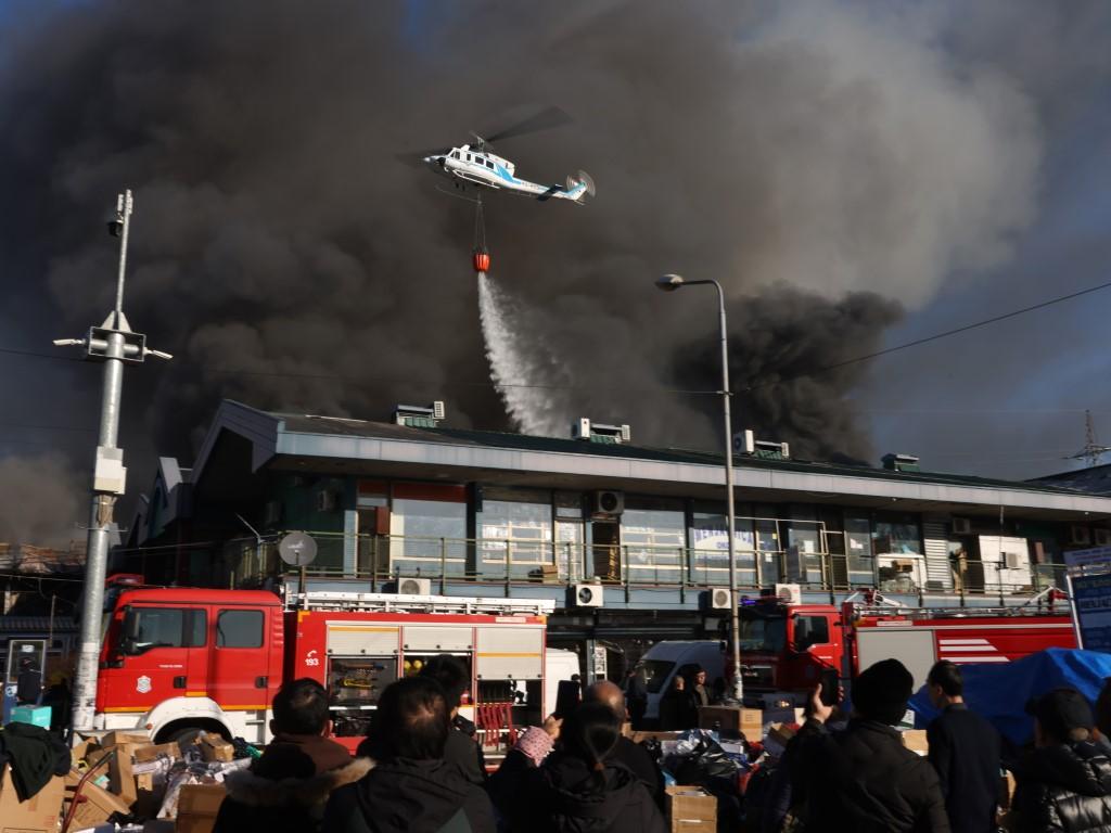 Огромен пожар избухна днес в търговски център в Белград съобщава