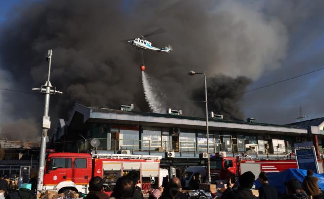 Огромен пожар в търговски център в Белград