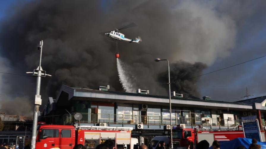 Огромен пожар в търговски център в Белград
