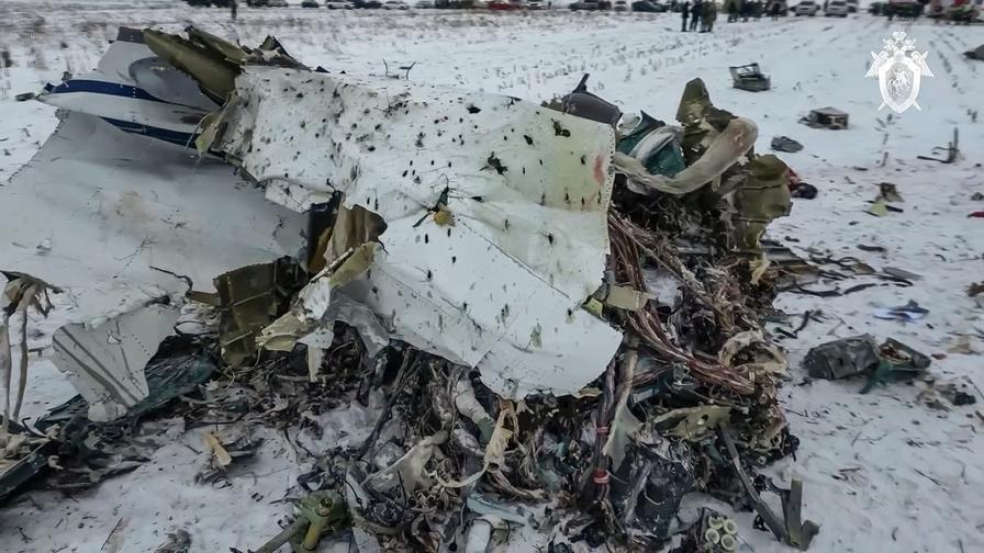 Русия обяви тази вечер, че е разпространила първи кадри от предполагаемото място, на което вчера се разби руски военен самолет близо до границата с Украйна.