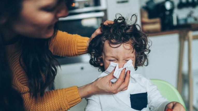 Спешни мерки: Как да се погрижим за настинката на детето у дома
