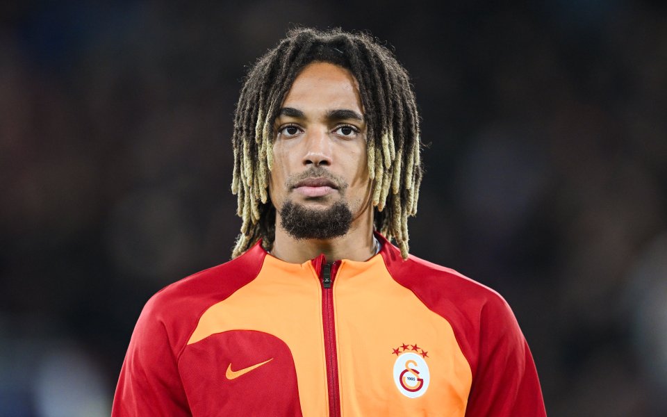 Френският защитник Саша Боей пристигна в Мюнхен, за да финализира