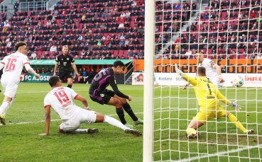 Аугсбург приема германския шампион Байерн Мюнхен в баварско дерби от