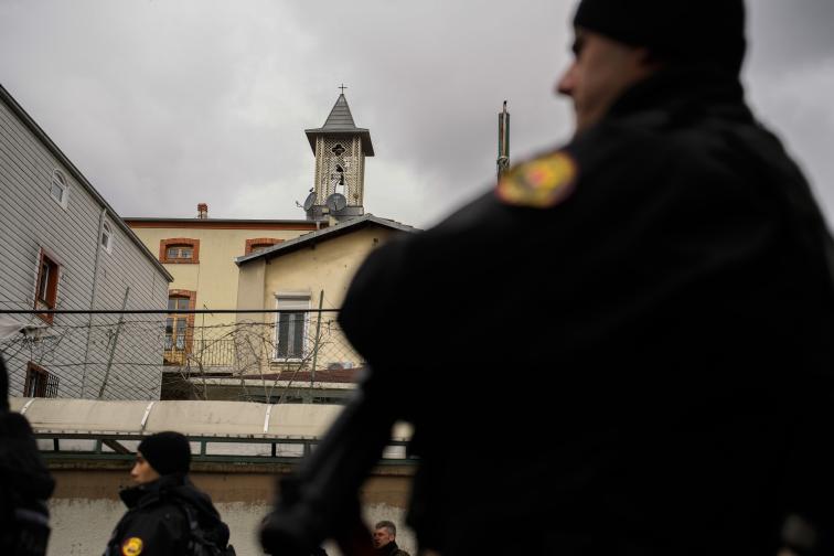 Маскирани откриха стрелба в църква в Истанбул