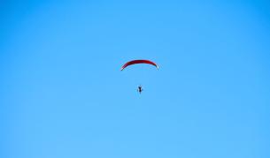 Ужас в небето: Парашутист вися от самолет на 4 572 метра