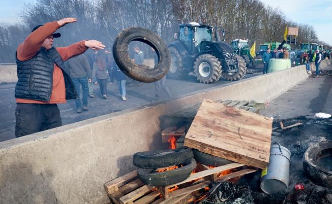 Фермери започнаха да правят блокади около Париж