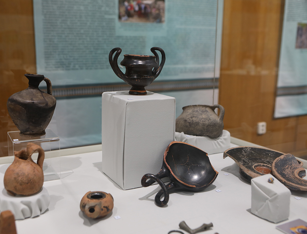 <p>Главен акцента на изследователя гл. ас. д-р Мариела Инкова бяха няколко фрагмента от керемиди, върху които са открити отпечатъци от детско краче, както и следи от животни.</p>