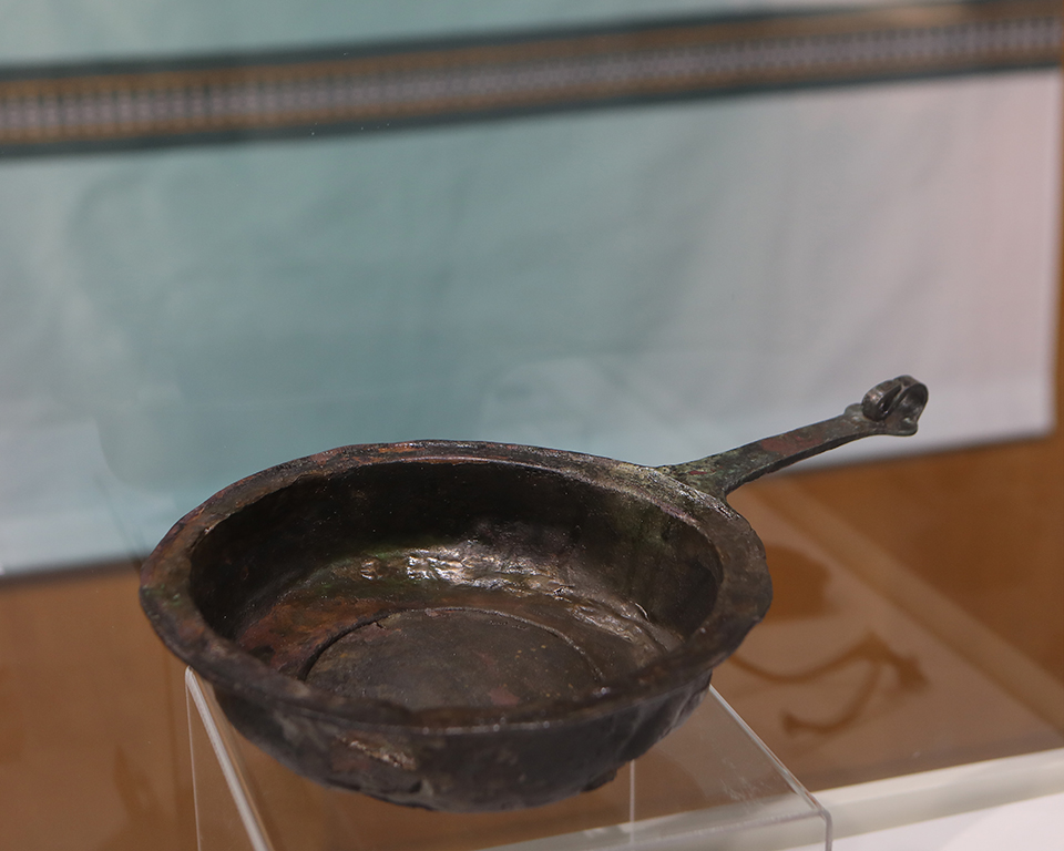 <p>Интересен акцент бе откритият там калаен слитък, добит в римските мини на п-в Корнуол, Великобритания &ndash; още едно доказателство за далечните търговски връзки на населението, обитавало нашите земи.</p>