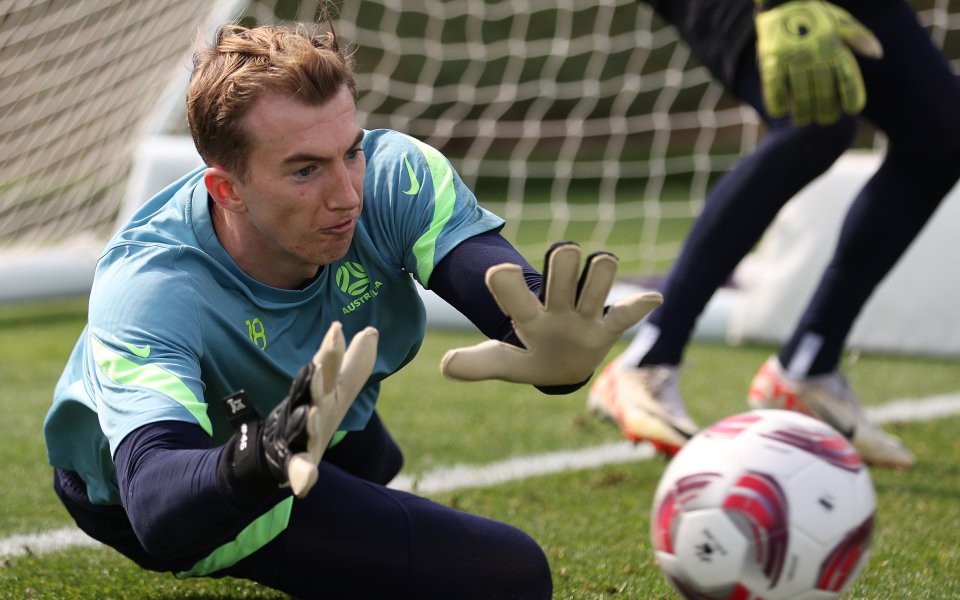 Английският футболен клуб Астън Вила постигна споразумение с австралийския Аделаида