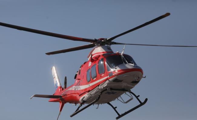 Хеликоптер превози млад мъж с животозастрашаващо кървене